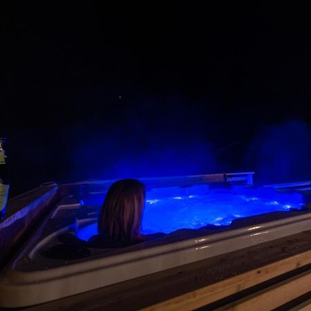 Arctic Lodge Tromvik With Jacuzzi Tromsø Esterno foto