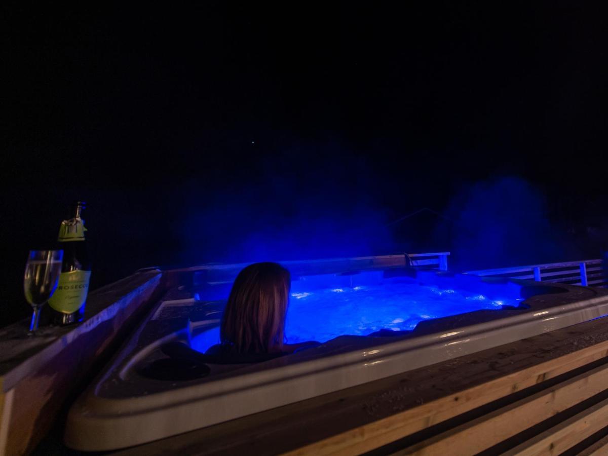 Arctic Lodge Tromvik With Jacuzzi Tromsø Esterno foto